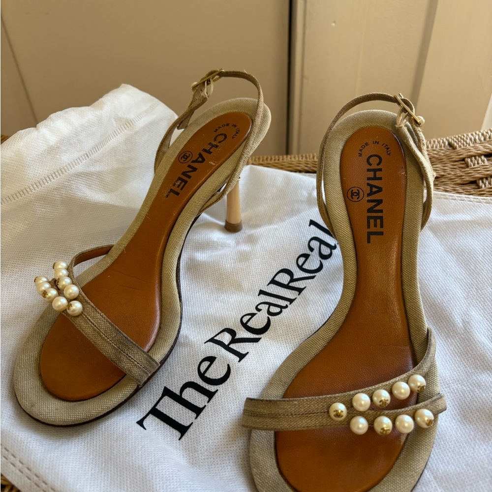Vintage CHANEL Beige Pearl-Adorned Heels